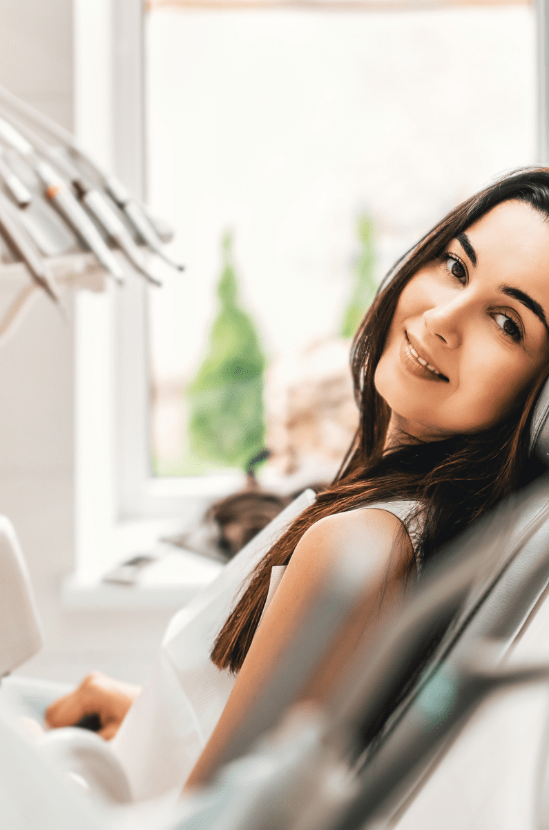 Mujer sonrriendo en el dentista, toodentist