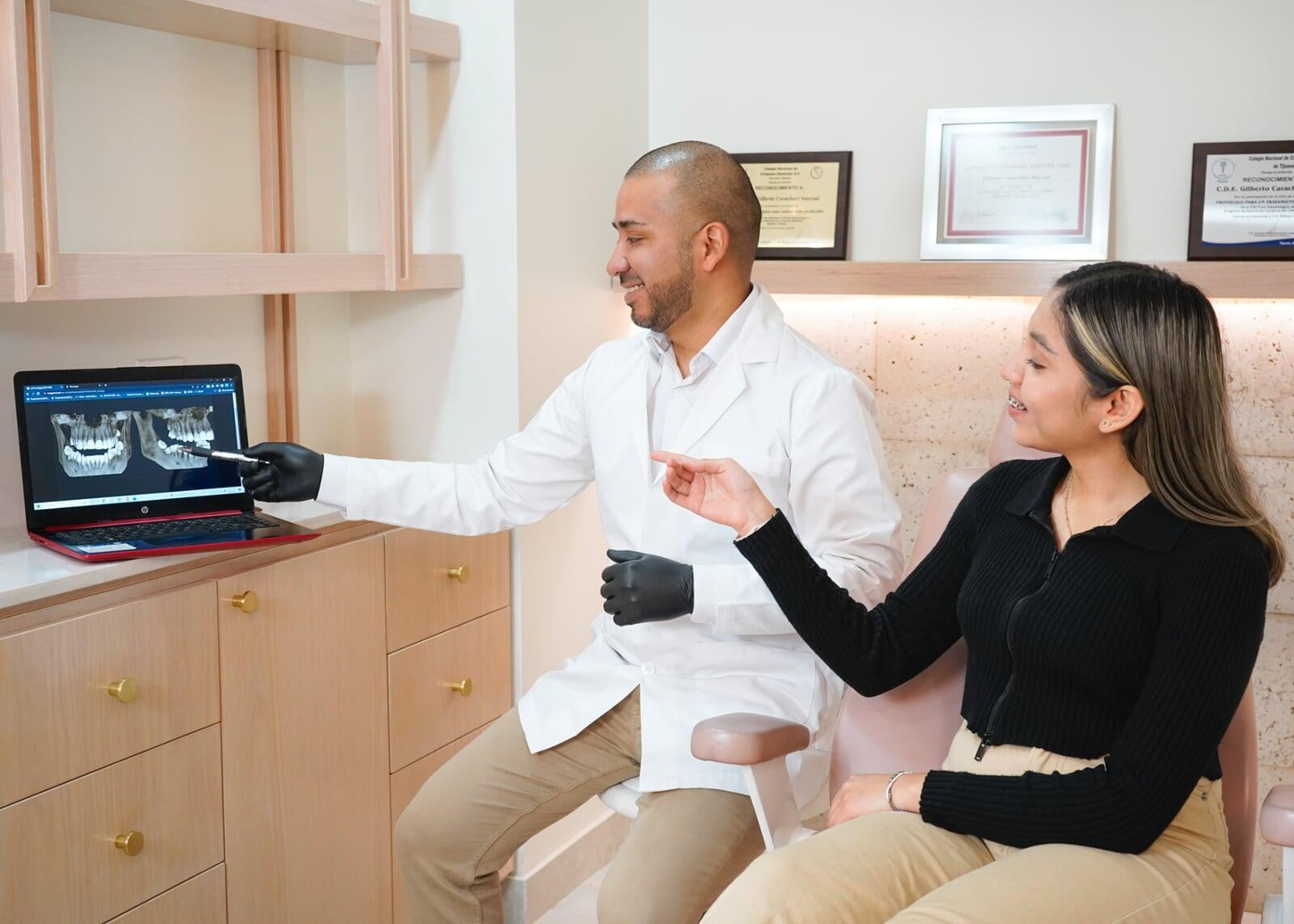 Dr Gilberto Carachuri Endodoncista con paciente TooDentist